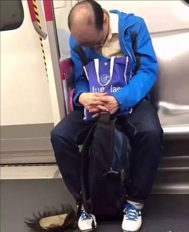 中年男人的心酸 “一低头”就暴露(图1) 中年男人的心酸 “一低头”就暴露(图1)